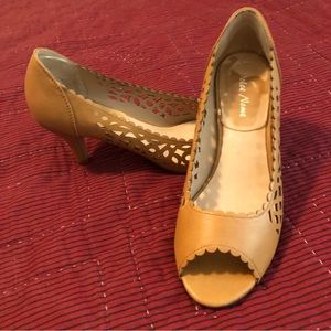 Dolce Nome Tan Leather Pumps - Size 8